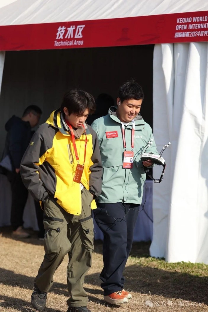 左云飛屹、右李冠辰